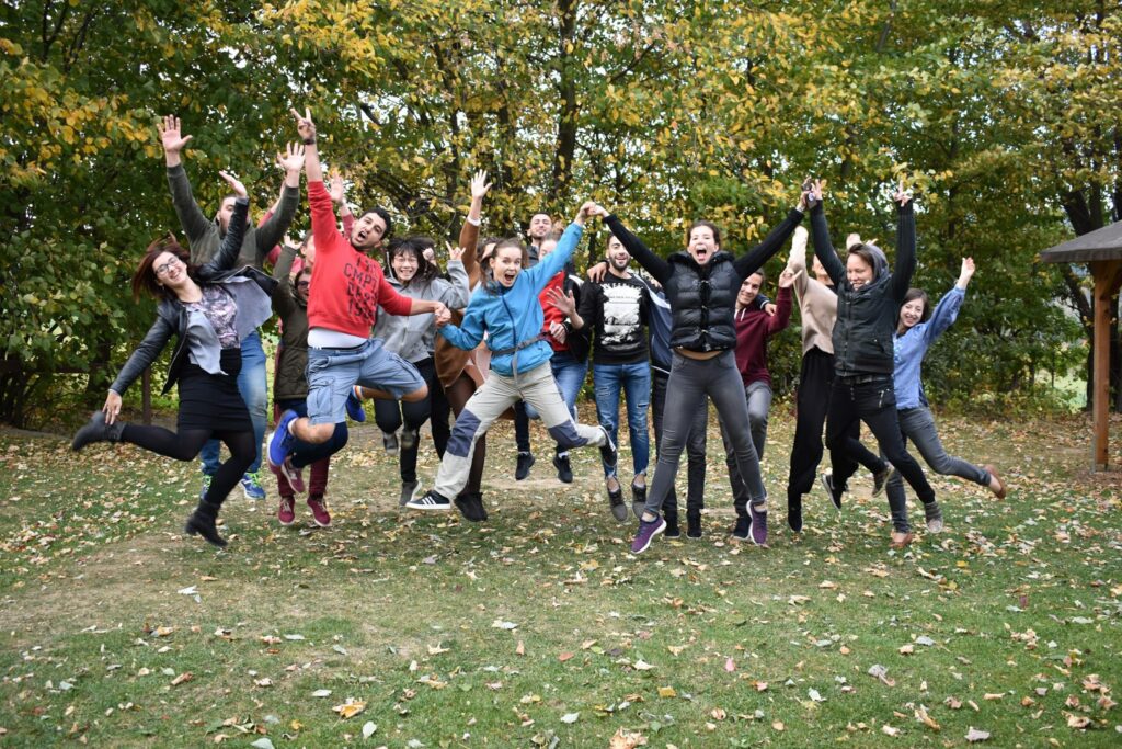 Eine Gruppe von jungen Menschen, die in die Luft springen